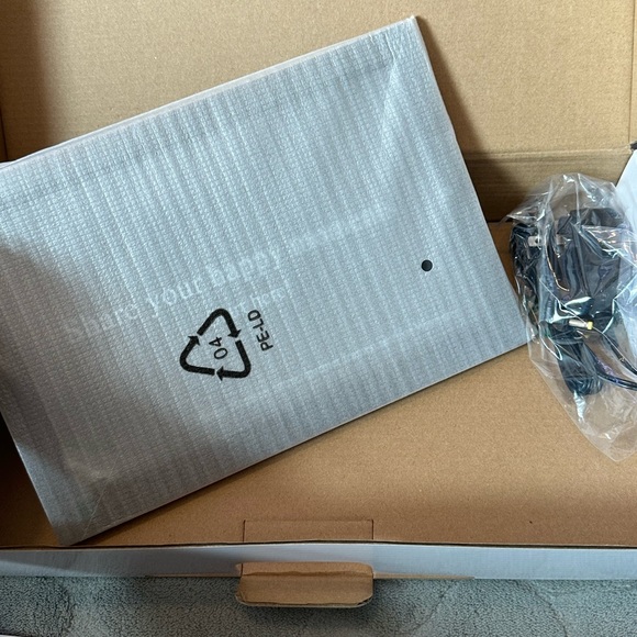 New - 10.1 Inch WiFi Digital Photo Picture Frame w/ 16GB Storage & Touch Screen - Picture 4 of 11